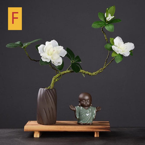 Pequeño monje con flor de Feng Shui