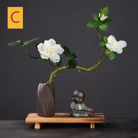 Pequeño monje con flor de Feng Shui