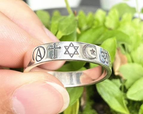 Anillo de plata 925 con símbolos religiosos.