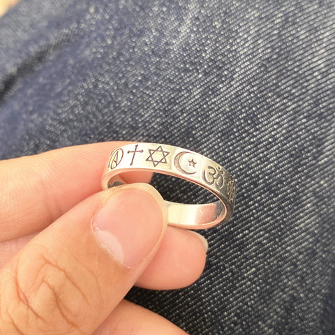 Anillo de plata 925 con símbolos religiosos.