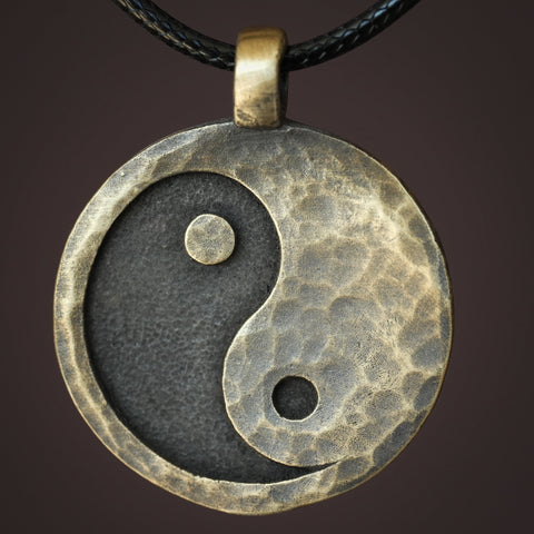 Collar Yin Yang de aspecto antiguo martillado a mano