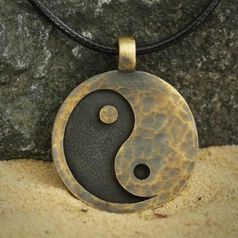 Collar Yin Yang de aspecto antiguo martillado a mano