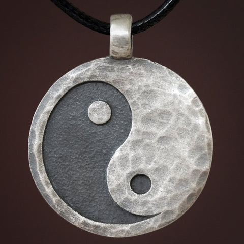 Collar Yin Yang de aspecto antiguo martillado a mano