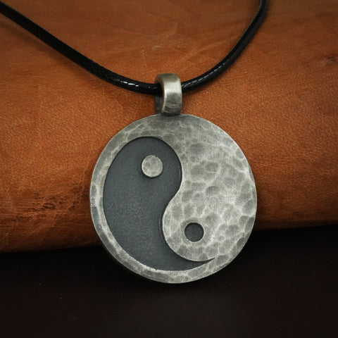 Collar Yin Yang de aspecto antiguo martillado a mano