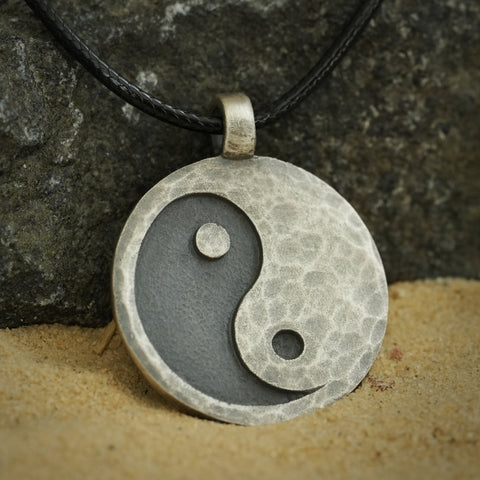 Collar Yin Yang de aspecto antiguo martillado a mano