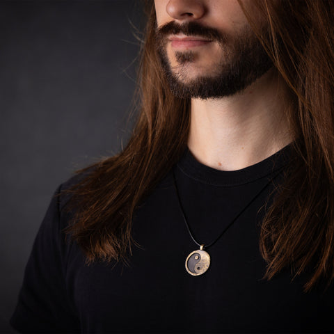 Collar Yin Yang de aspecto antiguo martillado a mano