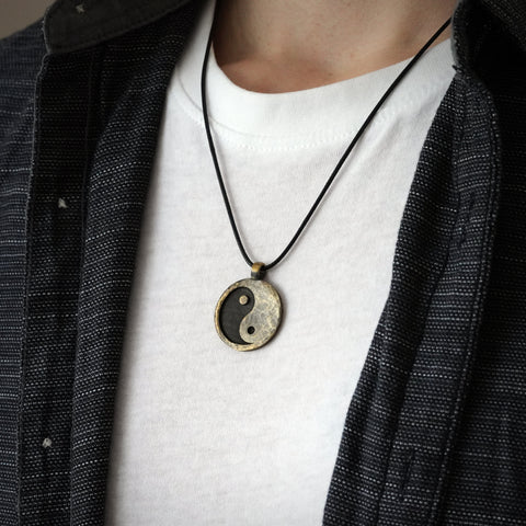 Collar Yin Yang de aspecto antiguo martillado a mano