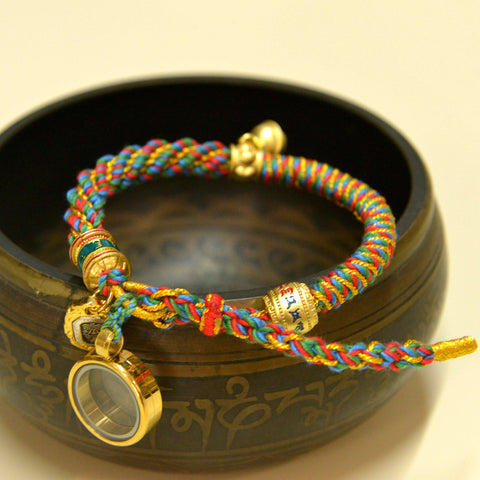 Pulsera de amuleto con dije de diosa de la riqueza tallada tibetana con piedras de Buda