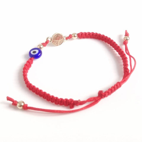 Pulsera con medalla de San Benito, hilo rojo y mal de ojo para protección