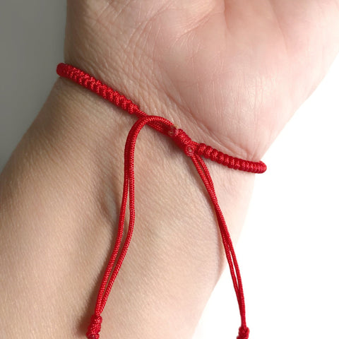 Pulsera poderosa de hilo rojo con semilla de peonía y azabache genuino